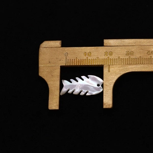 Makroaufnahme vom 22mm Fischgräten Muschel-Anhänger mit natürlicher Perlmuttschimmer-Textur