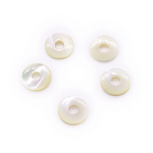 Cinq pendentifs donuts en nacre blanche naturelle aux reflets irisés pour bijoux DIY