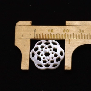 Λήψη macro μενταγιόν λουλούδι από φίλντισι 22mm με μέτρηση κλίμακας για DIY κοσμήματα
