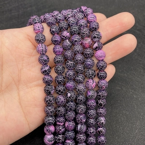 Detailweergave van paarse drakenader agaat kralen voor het maken van DIY sieraden