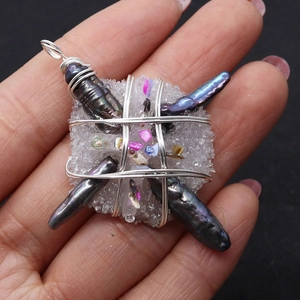 Pendaglio in resina fatto a mano con perle d'acqua dolce e base in cristallo avvolto