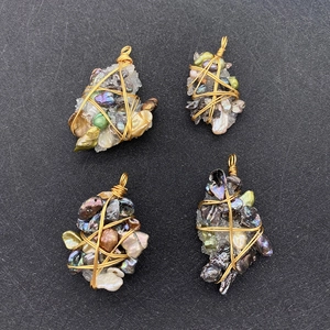 Pendenti in cristallo avvolti in filo con perle barocche disposti in una griglia 2x2