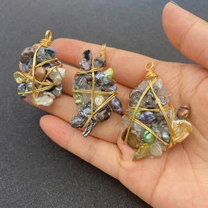 Pendaglio in perle barocche d'acqua dolce e cristalli con filo metallico per collane