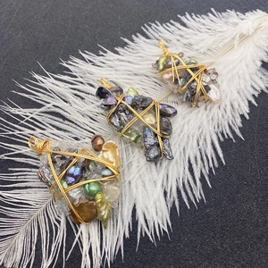 Pendenti irregolari in perle d'acqua dolce con filo d'oro artistico e riflessi di abalone