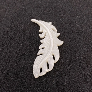 Pendentif plume en nacre naturelle avec fini perlé pour la création de bijoux DIY