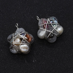 Pendaglio a stella in filo d'argento con perle d'acqua dolce e conchiglie colorate