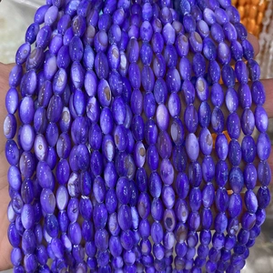 Gros plan de perles en coquillage naturel violet en forme de riz pour bijoux DIY