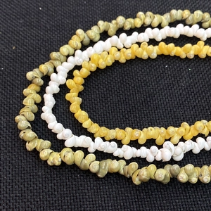 Natürliche kleine Spiralschneckenperlen in Oliv, Creme und Gelb für DIY-Schmuckherstellung