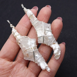 Pendentif en perle baroque et cristal blanc avec fil métallique enroulé