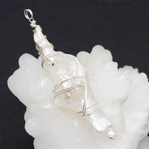Pendentif en perle baroque et cristal avec fil d'argent fait main sur minéral blanc