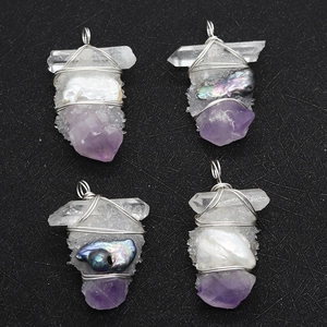 Ensemble de pendentifs en perles baroques et cristaux enveloppés de fil métallique