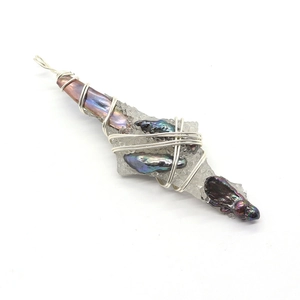 Pendentif fait main en fil d'argent avec perle baroque et cristal de quartz clair