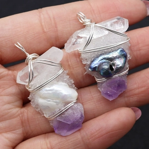 Pendentif artisanal en cristal naturel et perle baroque avec fil métallique argenté enroulé