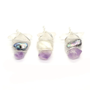 Pendentif artisanal en fil métallique avec perles d'eau douce et grappes de cristaux