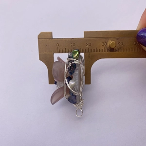 Detail der 20mm Blumenanhänger-Breite mit Perlen, rosa Steinen und Silberdrahtwicklung