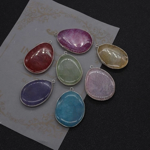 Detalle macro de colgantes de gota en ágata craquelada con baño de plata en siete colores