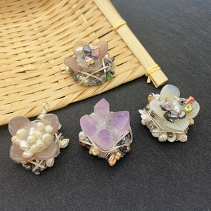 Handgefertigtes Set mit Amethyst, Süßwasserperlen und Silberdraht in Blumenform