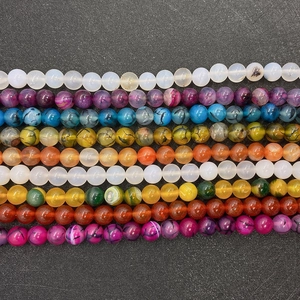 Detailopname van gepolijste 8-10mm gekleurde natuurlijke agaatkralen voor DIY-sieraden