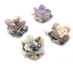 Handgefertigter Blumenanhänger mit Süßwasserperlen und Amethyst-Kristallen in Drahtwicklung