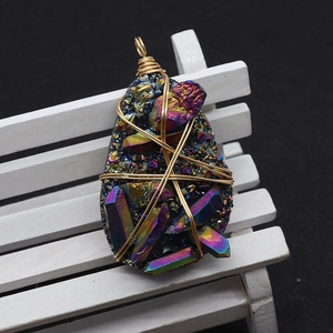 Χειροποίητο μενταγιόν κρυστάλλου aura quartz με χρυσό σύρμα σε ξύλινη καρέκλα