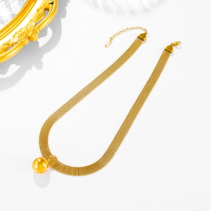 Elegante collar de cadena de malla dorada con colgante esférico y cierre de langosta