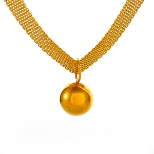 Collar de cadena de malla dorada en acero de titanio con colgante de esfera pulida elegante