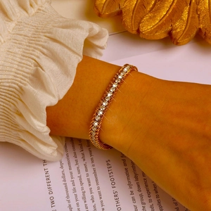 Elegante bracciale tennis placcato in oro 18 carati con cristalli per un look di lusso