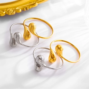 Minimalistische titanium stalen open armband met druppelvormige textuur en gepolijste finish