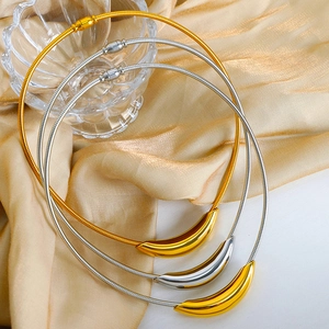 Minimalistische flexible Schlangenkette mit Magnetverschluss in Gold und Silber