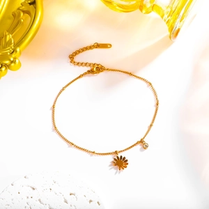 Elegantes goldenes Fußkettchen mit Gänseblümchen-Anhänger und Kristall auf weißem Sockel