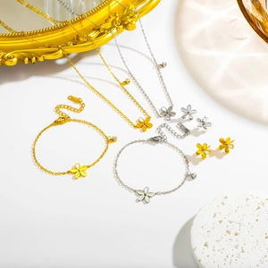 Parure de Bijoux Fleur en Acier Titane pour Femmes Strass Perle Artificielle Incrustée Love Collier Bracelet Boucles d'Oreilles Bijoux Doux