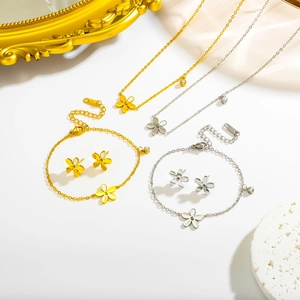 Ensemble de bijoux fleurs à cinq pétales en or et argent comprenant collier bracelet et boucles