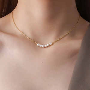 Elegante minimalistische Goldkette mit fünf polierten weißen Perlen für Damen