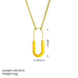 Detailansicht der 18 Karat vergoldeten U-förmigen Kette mit Maßen von 40 mm mal 16 mm