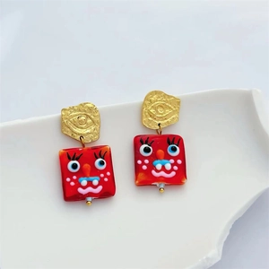 Orecchini creativi a forma di mostro rosso con ganci dorati testurizzati da donna