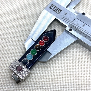 Vue détaillée mesurant 10mm de large du pendentif sept chakras en grès bleu