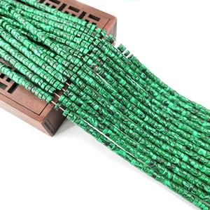 Gedetailleerde macro-opname van 2x4mm malachiet cilinderkralen met natuurlijke groene strepen