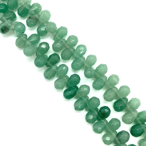 Dettaglio macro di perline sfaccettate in pietra naturale verde a forma di goccia