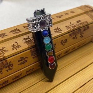 Détail de 7 cristaux de Chakra sur un pendentif épée en obsidienne avec calotte argentée