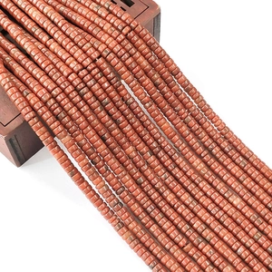 Detail van vierkante natuurlijke rode steenkralen met marmertextuur voor DIY-sieraden