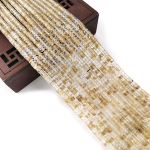 Macro-opname van kubusvormige natuursteen kralen in ambergel voor DIY sieraden