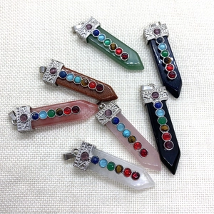 Lot de sept pendentifs chakra en cristal naturel en forme d'épée avec gravures argentées