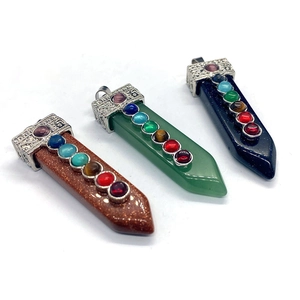 Pendentifs hexagonaux en cristal de guérison avec sept pierres de chakra assorties