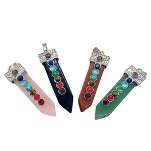 Lot de quatre pendentifs chakra en pierre naturelle en forme d'épée avec capuchons argentés