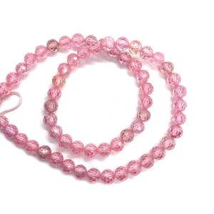 Dettaglio di perline rotonde sfaccettate rosa da 6mm per creazione di gioielli fai da te