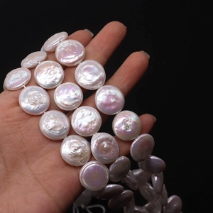 Primer plano de perlas naturales de agua dulce de 16-17mm con brillo irisado intenso