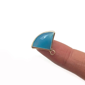 Colgante de cristal facetado azul claro en forma de abanico con borde dorado para DIY