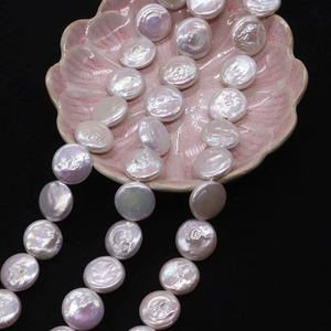 Primer plano de perlas naturales blancas en forma de moneda para joyería artesanal