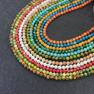Dettaglio di perline colorate in pietra naturale 4mm-8mm per gioielli fai da te