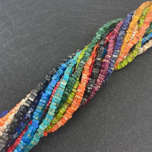 Macro-opname van kleurrijke 2x4mm vierkante natuurstenen kralen voor het maken van sieraden